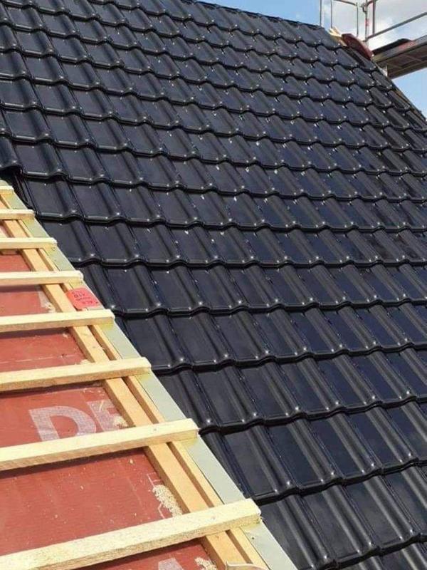Dach w trakcie krycia dachówką - realizacja Dach Ekspres