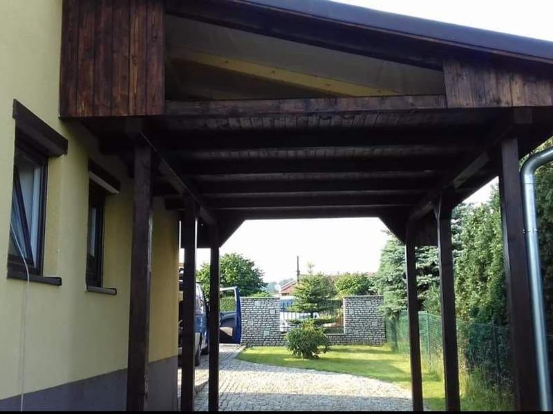 Drewniane zadaszenie przy domu - realizacja Dach Ekspres