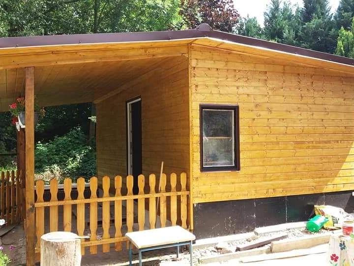 Domek drewniany z zadaszonym tarasem - realizacja Dach Ekspres