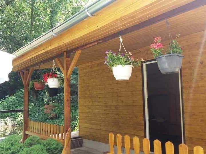 Zadaszony taras przy domku drewnianym - realizacja Dach Ekspres